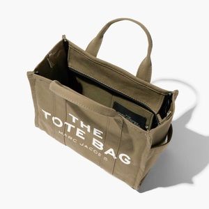 Marc Jacobs tote bag size medium in that color